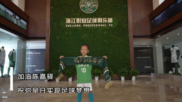 作为国内首部真实事件改编的民航题材影片，《中国机长》的拍摄也得到了民航各部门的大力支持，不仅有技术指导来到现场为影片把关，各位演员也在民航的训练中心进行了专业培训